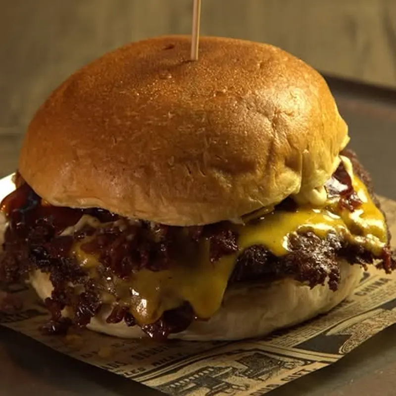 Smash burger amb cheddar fos i bacó